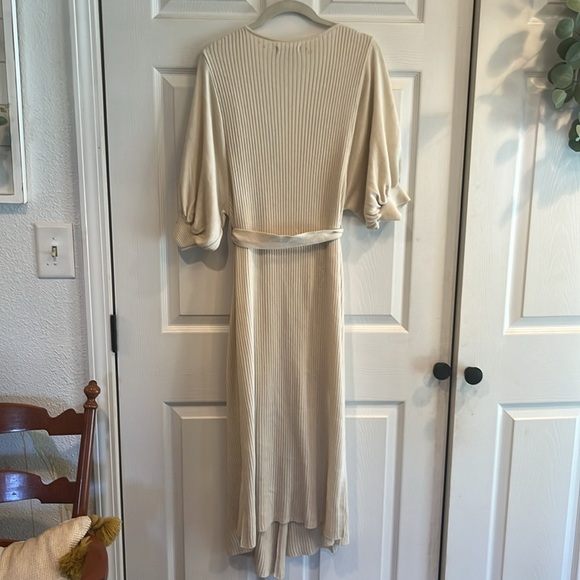 ASOS brand size 8 wrap style short sleeve dress with tie at waist. - Picture 6 of 6